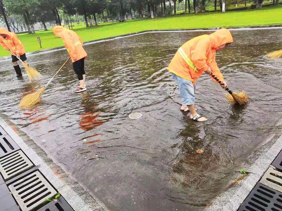 感谢你们，眉山暴雨中的“安全卫士”