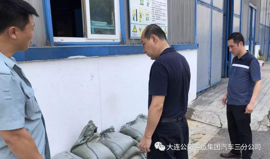 突遇强降雨三分公司积极保障线路运营