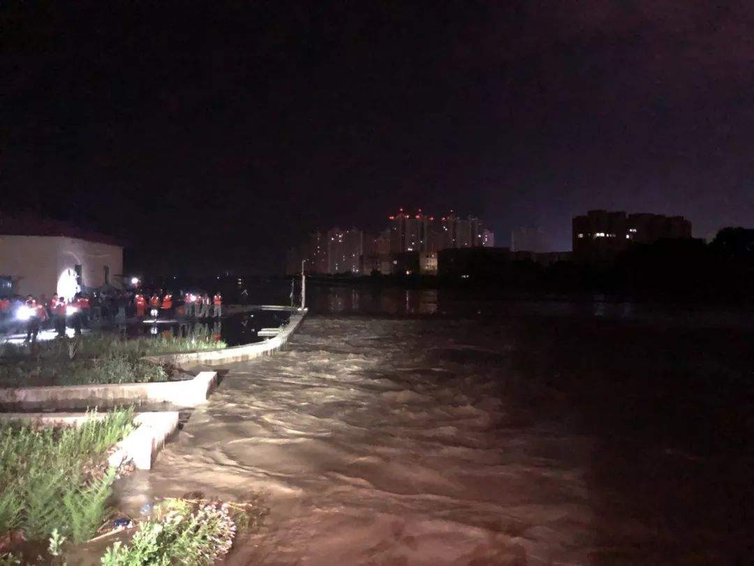 暴雨来袭!阿什河遭遇50年一遇特大洪水!省长连夜指挥抗洪抢险