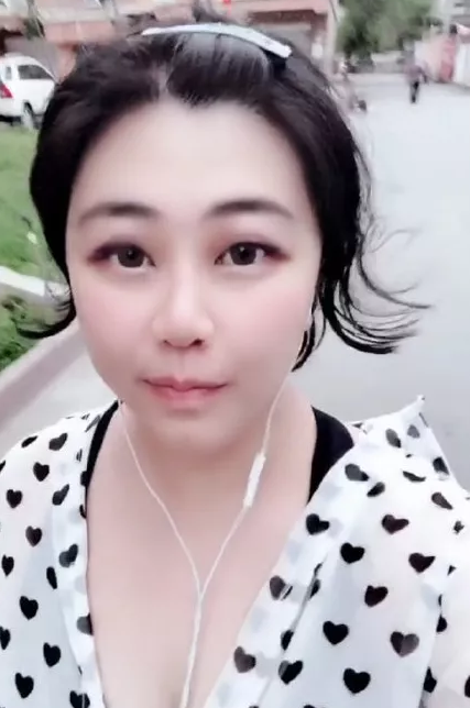 女主播“萝莉变大妈”，为挽回粉丝，她竟这样做！