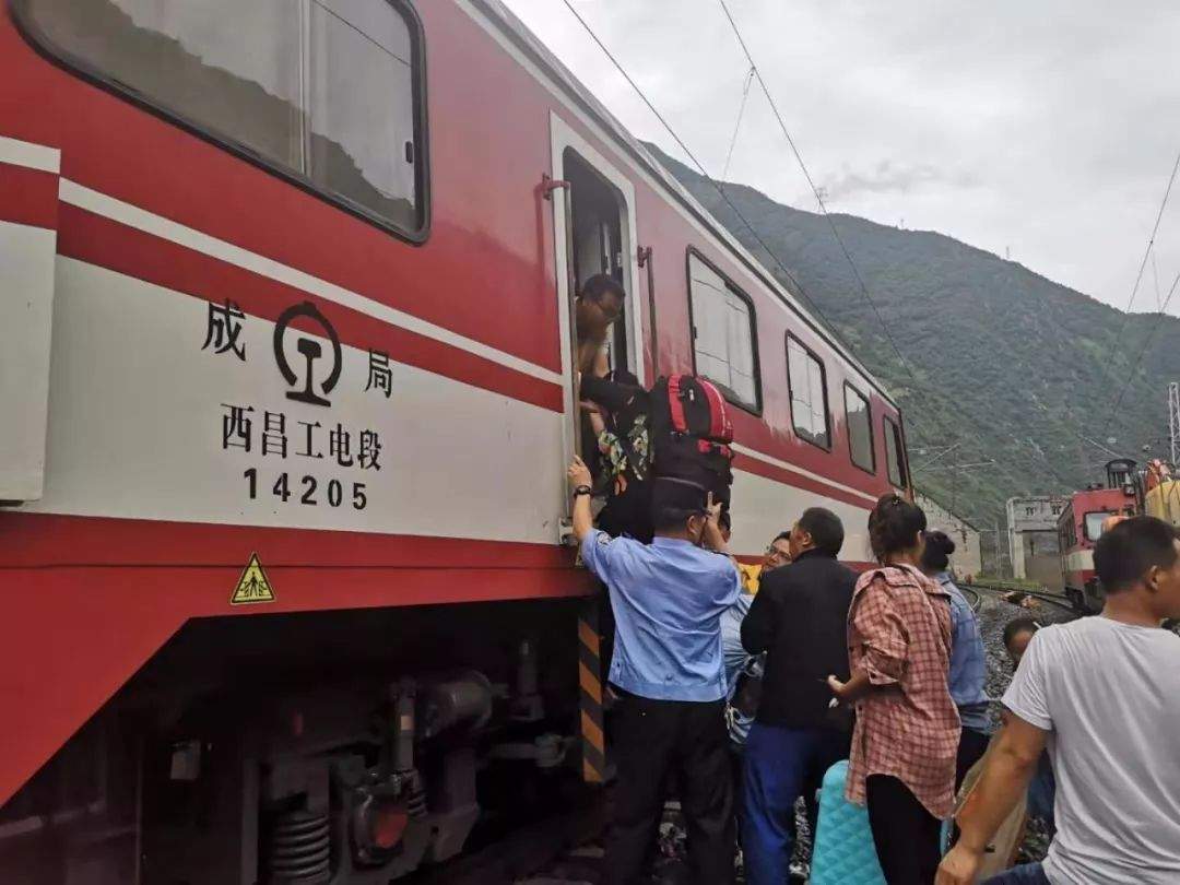 愿平安！凉山7人因暴雨失联，其中6人为成昆铁路复线施工人员！