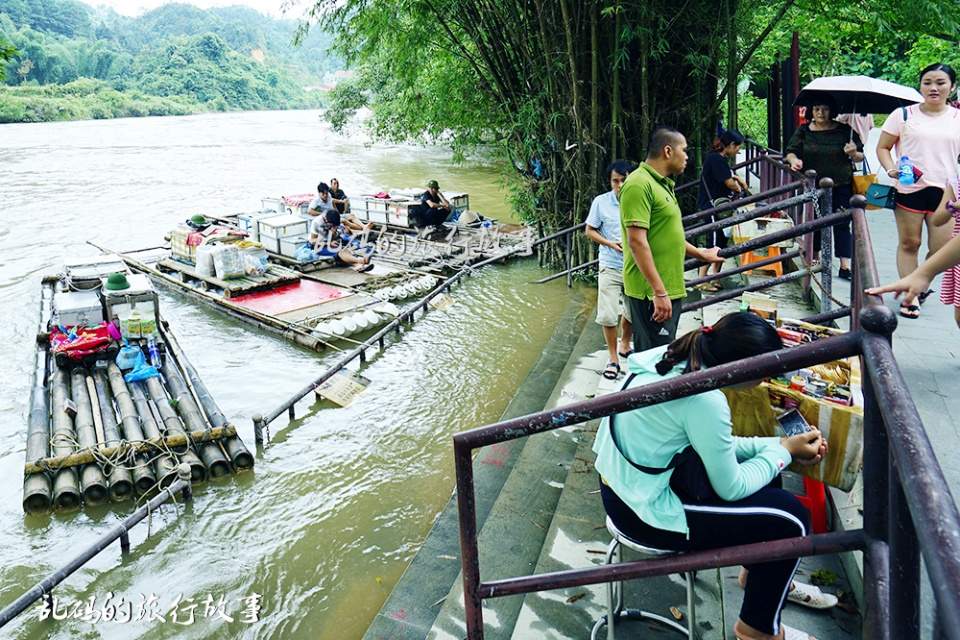 全球首个跨国水上集市毗邻中国最美瀑布一脚跨两国成网红圣地！