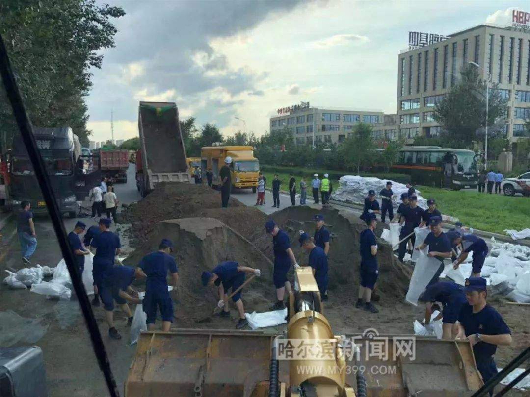 保路！阿什河涨水流过长江路道外段｜多部门应急抢险进行中