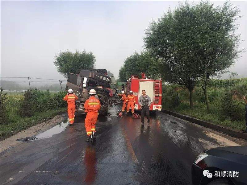 两车相撞和顺大队消防员全程半跪紧张救援被困人员