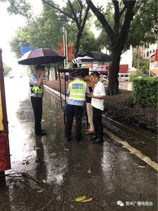 暖哭！贺州这位快递小哥冒雨扶起摔倒的8旬老人...