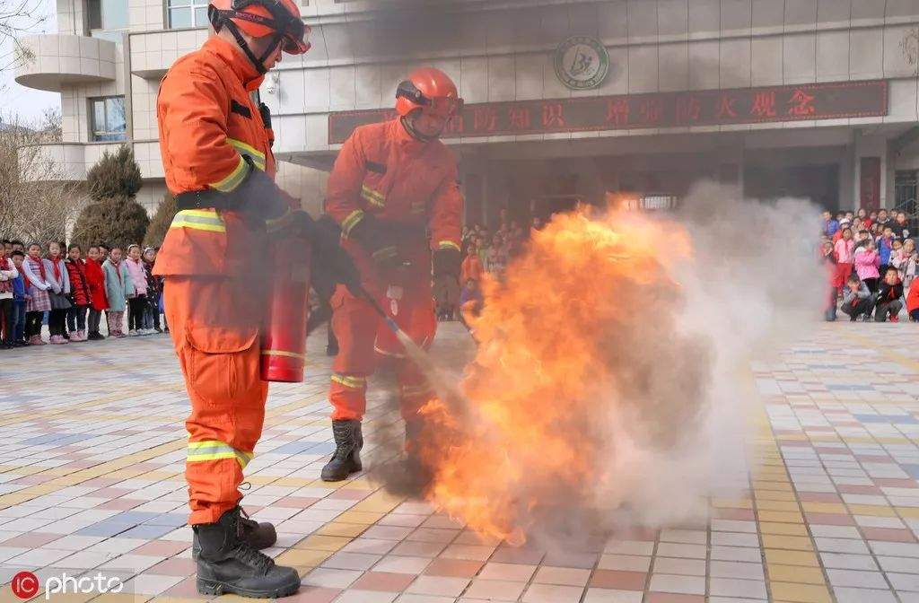 首日票房与《哪咤》平分秋色，看完《烈火英雄》这七件事不可不知