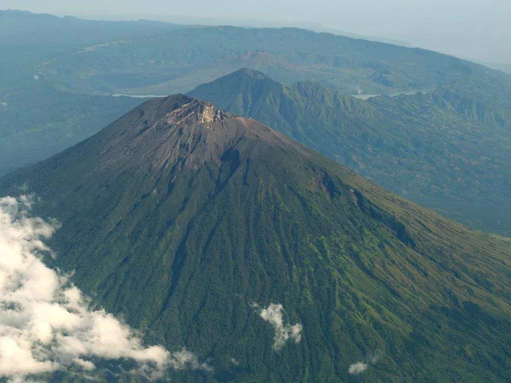 爬火山梯田乘缆车品酒，住皇宫泡千年圣泉，这座千寺之岛免签直飞