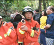 心疼又感动！女游客突发心脏病，22岁消防员背着一路狂奔，两次累瘫