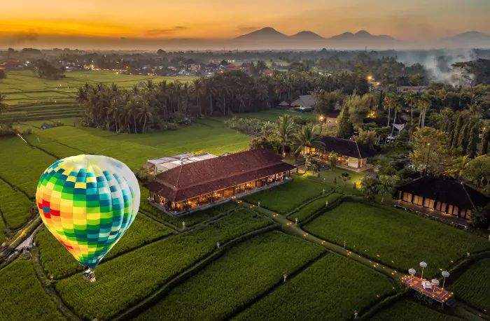 爬火山梯田乘缆车品酒，住皇宫泡千年圣泉，这座千寺之岛免签直飞