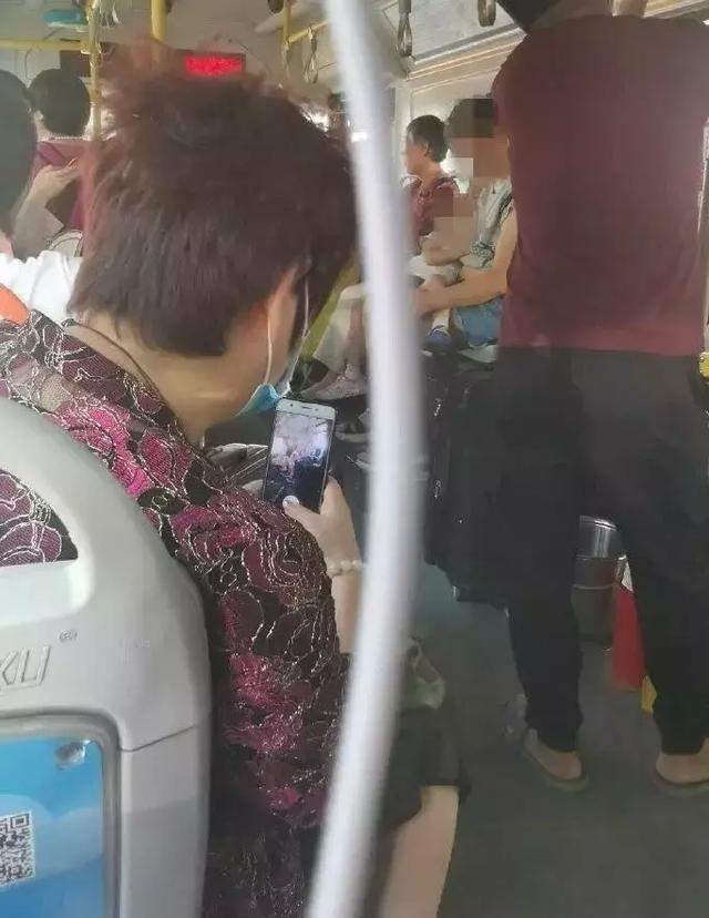 年轻妈妈公交车哺乳被骂：哺乳妈妈经历的困境，你永远不懂