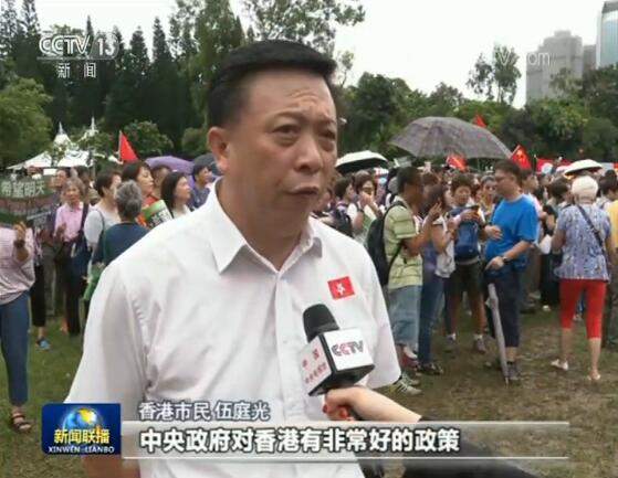 香港9万市民集会撑警反暴力，何君尧现身