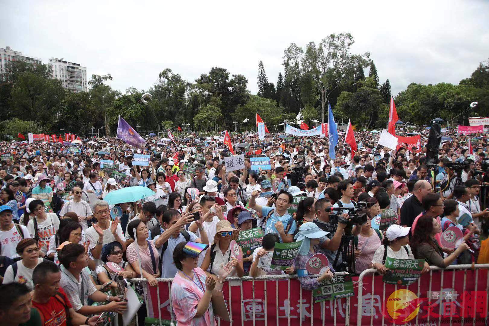 香港9万市民集会撑警反暴力，何君尧现身