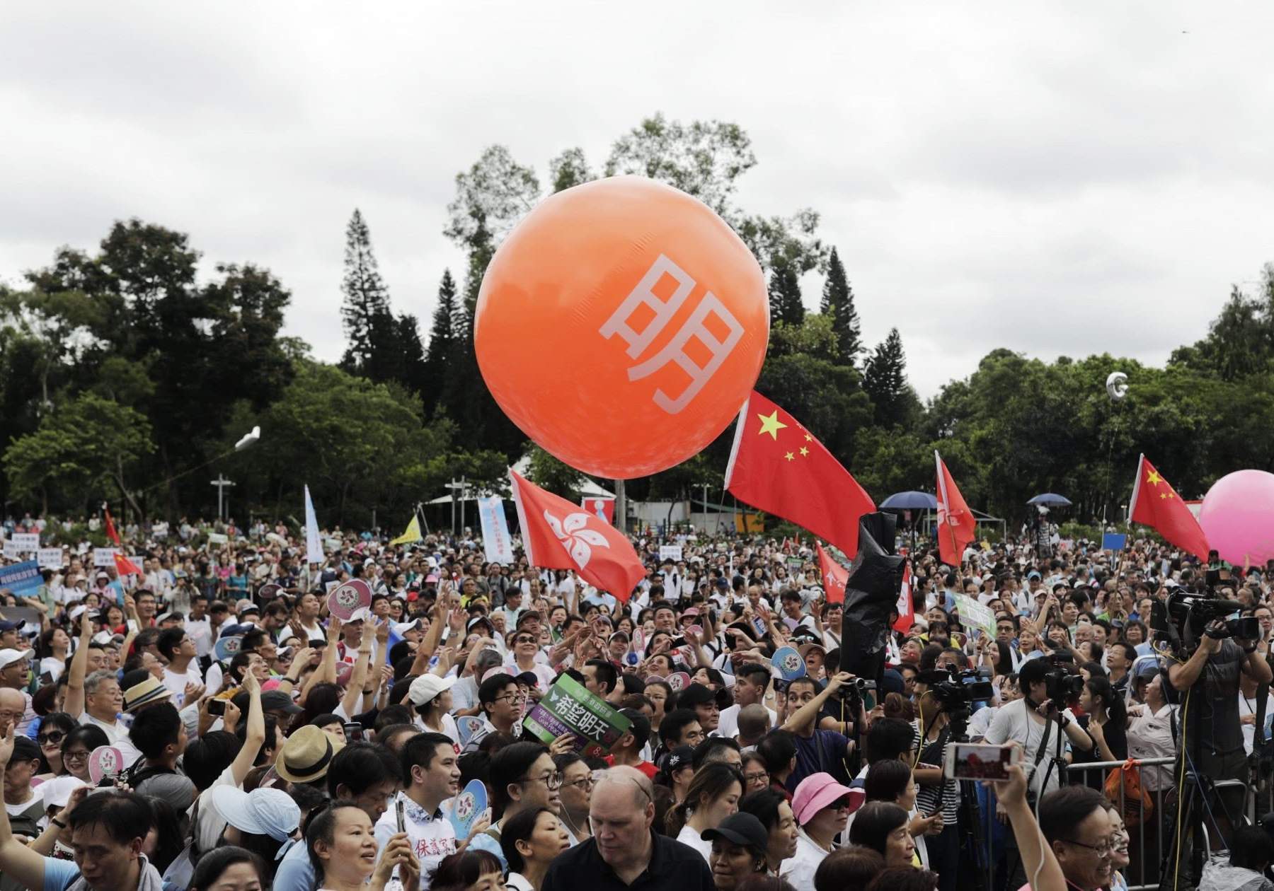 香港9万市民集会撑警反暴力，何君尧现身