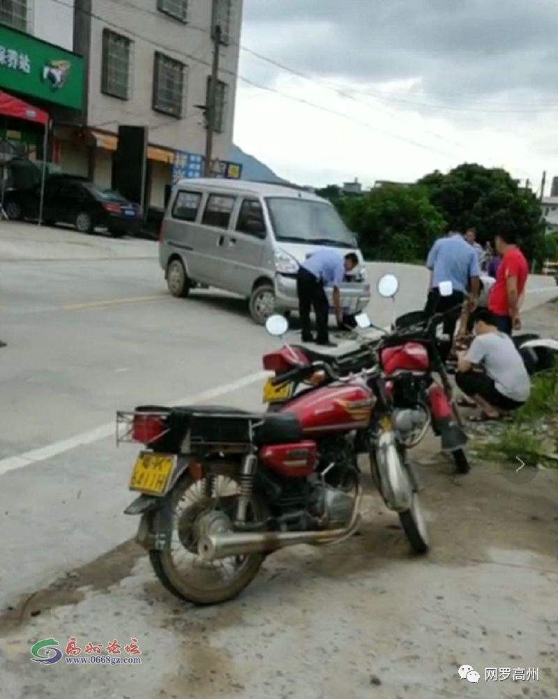 [视频]高州一摩托车与面包车相撞，头都没了……