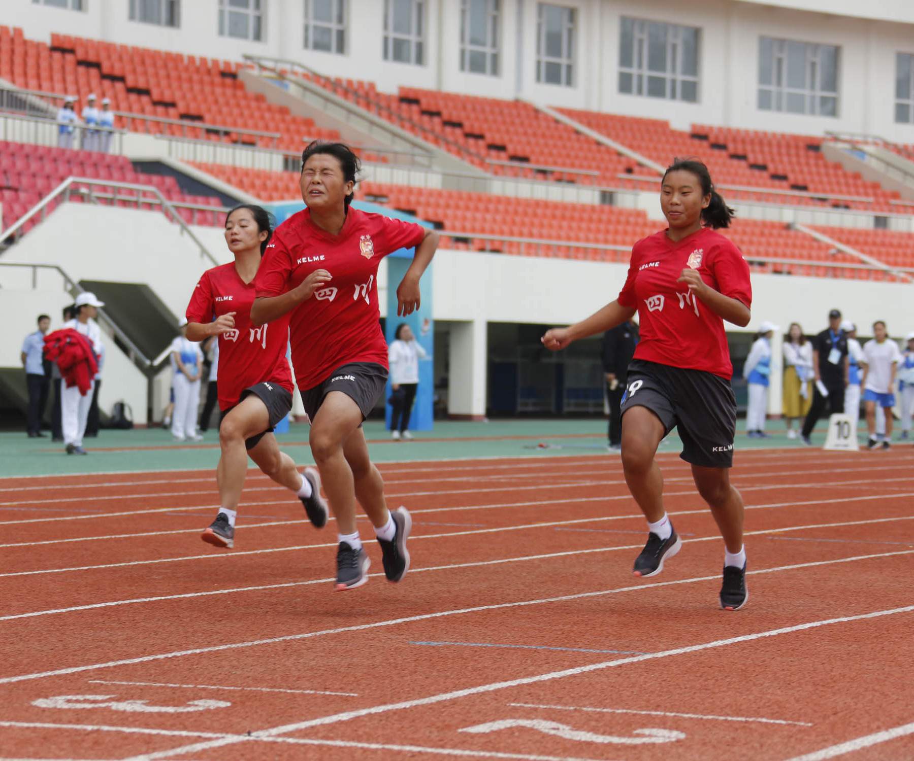 二青会女子U16组足球与田径全能项目决赛在长治体育中心举行 