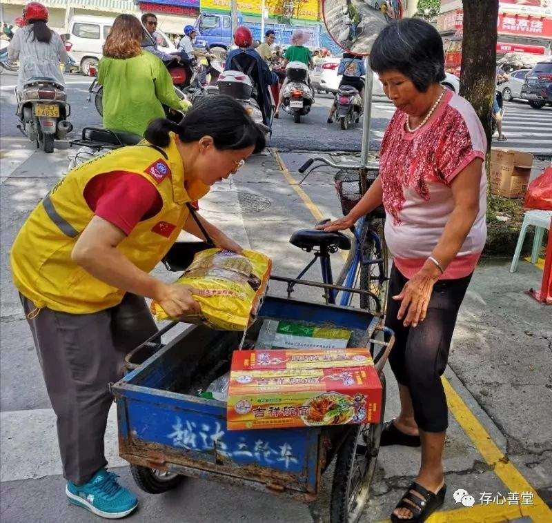 八一节期间，存心莲阳慧德义工队爱心活动