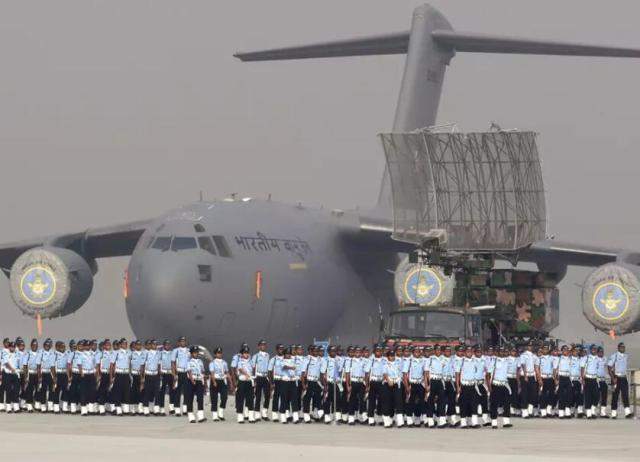 克什米尔上空战机轰鸣，印度军机卸下大批士兵，迅速控制当地高官