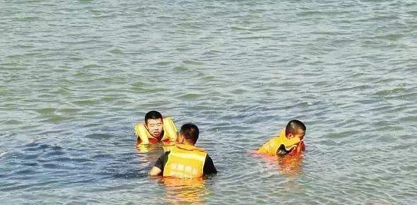 厦门五缘湾，大学男生下海被卷走！暑假4人游泳溺亡！都是孩子！