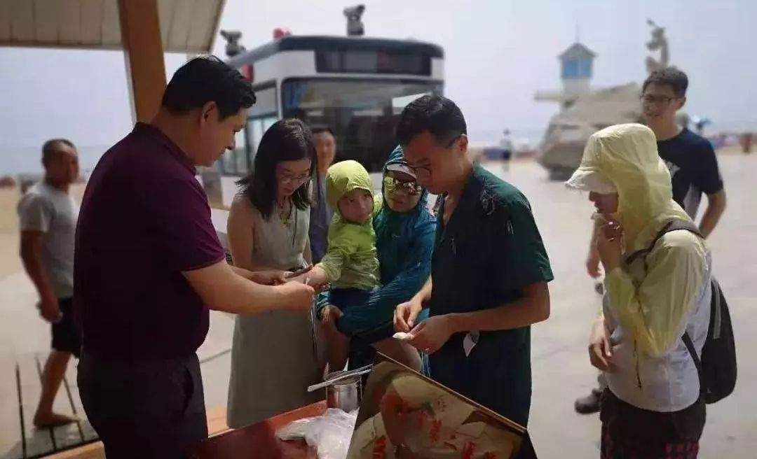 民警热心救助流浪残疾女孩|取消邮政编码？假的（皮皮侠播报）