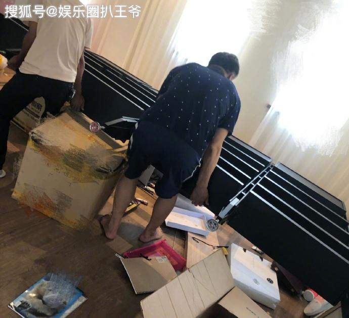 张馨予家中巨型柜子安装不牢倒下，张妈妈紧急护住张馨予被砸伤