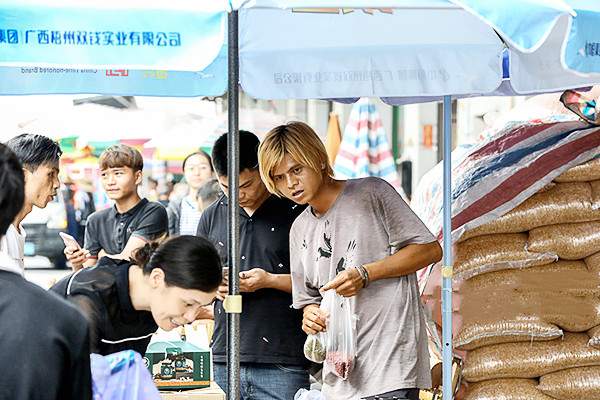 一场雨让人见识到了什么叫世态炎凉，南宁“罗志祥”的雨中遭遇