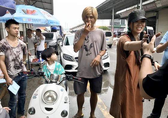 一场雨让人见识到了什么叫世态炎凉，南宁“罗志祥”的雨中遭遇