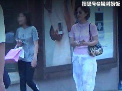 55岁关咏荷近照曝光，带女儿出行逛街，装扮青春减龄风采不减当年