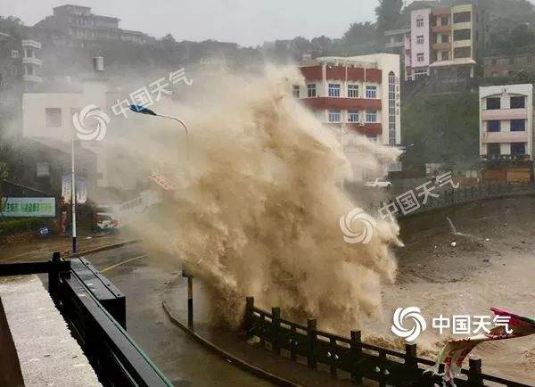 【台风警报+蓝色预警，狂风暴雨即将来临】