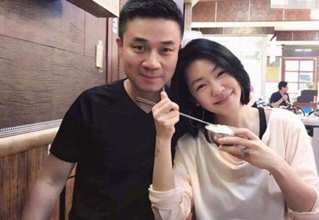 小S大女儿晒出爸爸节全家福，小S和老公穿情侣装搂肩力证感情甜蜜