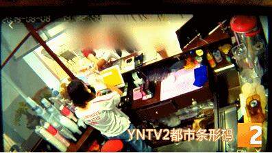 打联手？奶茶店内3名女子连用300元假币还骗走零钱，只因她们用这种手段