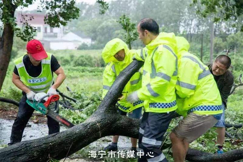 最强台风中心今晚到达！海宁有房屋坍塌汽车被压，连夜转移2万多人，比台风更强的是……