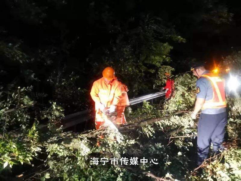 最强台风中心今晚到达！海宁有房屋坍塌汽车被压，连夜转移2万多人，比台风更强的是……