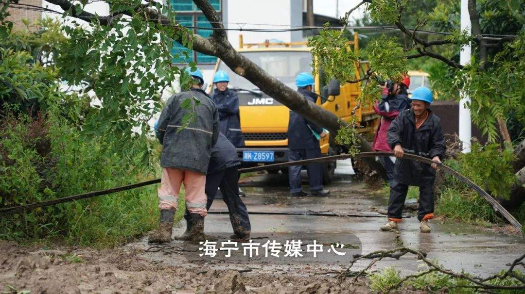 最强台风中心今晚到达！海宁有房屋坍塌汽车被压，连夜转移2万多人，比台风更强的是……