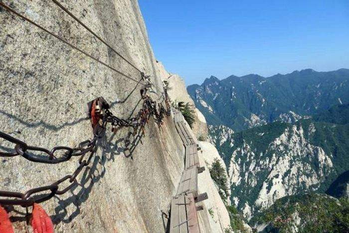 到华山旅游你敢体验长空栈道吗？国内景区玻璃栈道跟它比弱爆了！