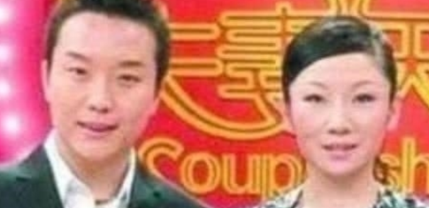 吃软饭！李玉刚外国妻子曝光,长相一言难尽,家庭背景极其强大