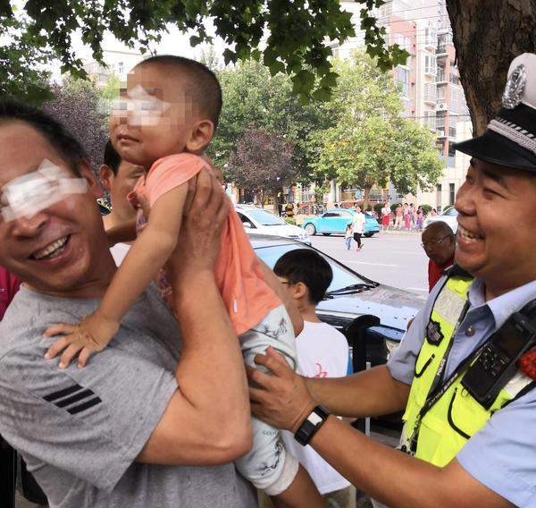 郑州街头一名两岁男童独自哭着横穿马路