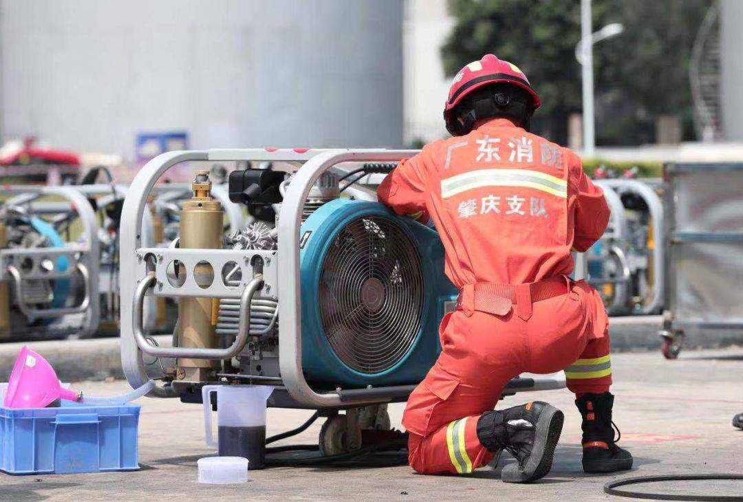 一场高科技的“较量”！机器人、无人机都出动了~