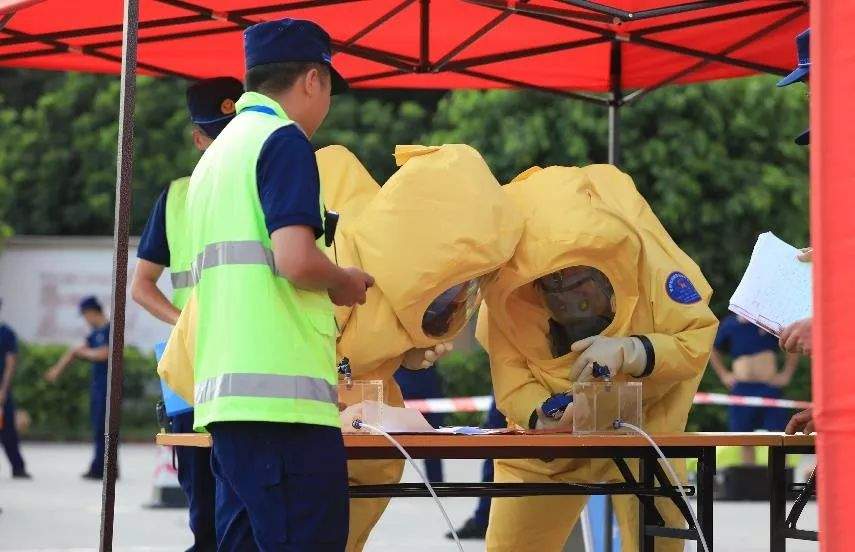 一场高科技的“较量”！机器人、无人机都出动了~