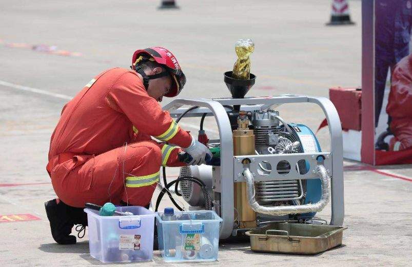 一场高科技的“较量”！机器人、无人机都出动了~