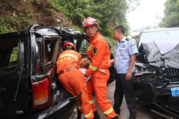 普洱特勤：思澜公路20公里处急救车祸被困者