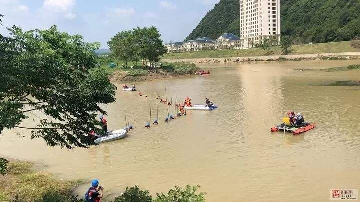 为救落水父子，消防员被大水卷走！搜救还在进行中