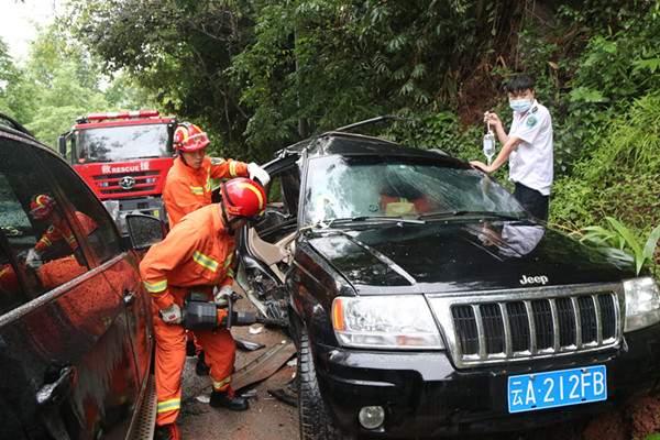 普洱特勤：思澜公路20公里处急救车祸被困者