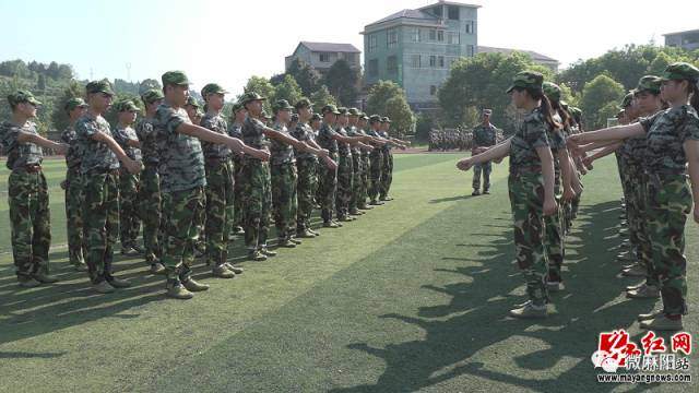 我县2105名高一新生参加军训