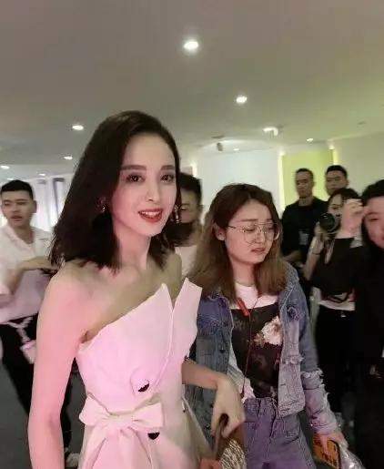 女明星同框还想独自美丽？