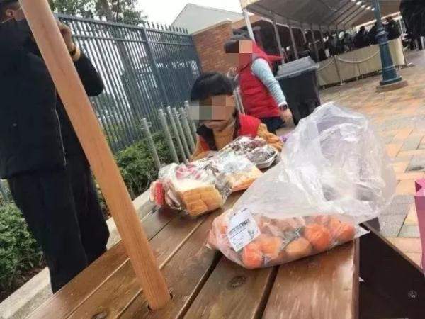 为何禁止游客带食品并搜包迪士尼：维护园区卫生安全