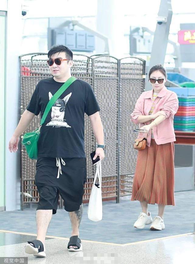 何雯娜衣着宽松小腹微凸疑怀孕与未婚夫梁超首公开同框钻戒吸睛