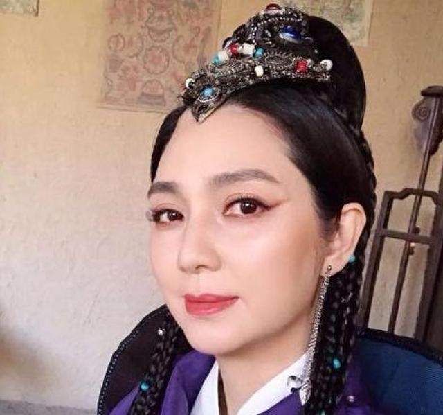 洪欣发视频晒女儿，无意透露新剧装扮，小女儿丸子头超像爸