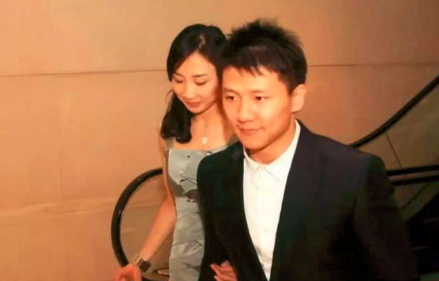 何雯娜衣着宽松小腹微凸疑怀孕与未婚夫梁超首公开同框钻戒吸睛