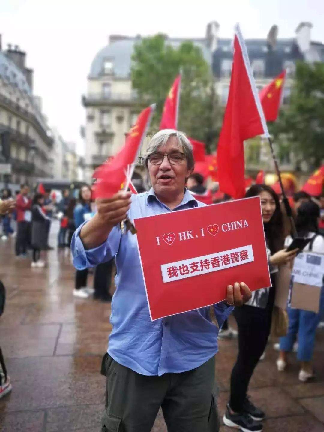 泪目!抗议巴黎港独游行，百名留学生雨中唱国歌为祖国应援!