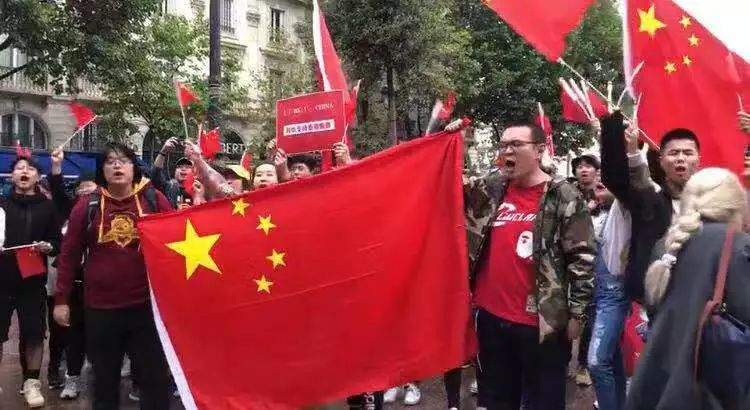 泪目!抗议巴黎港独游行，百名留学生雨中唱国歌为祖国应援!